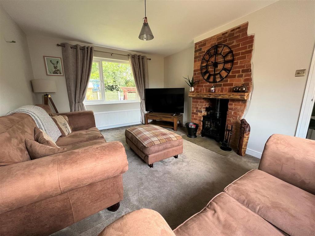 Manor Park, Silkstone, Barnsley 3 bed semidetached house £260,000