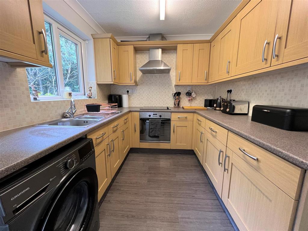 Manor Park, Silkstone, Barnsley 3 bed semidetached house £260,000