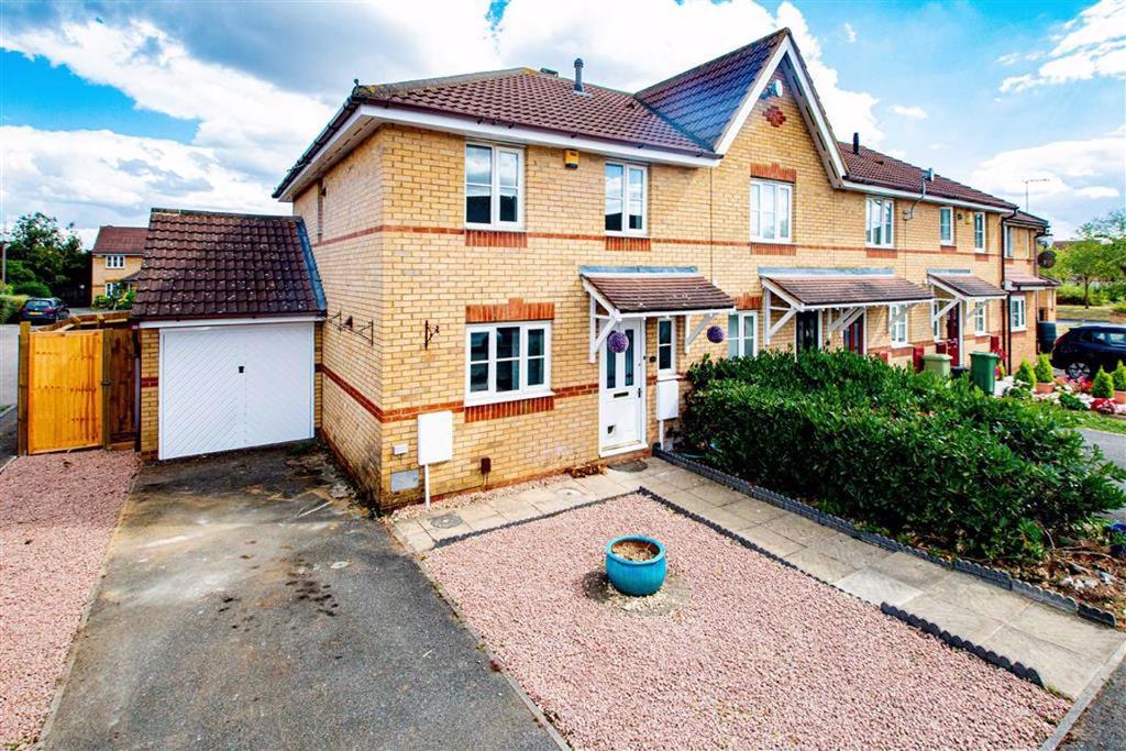 Ampleforth, Monkston, Milton Keynes 3 bed end of terrace house £1,450