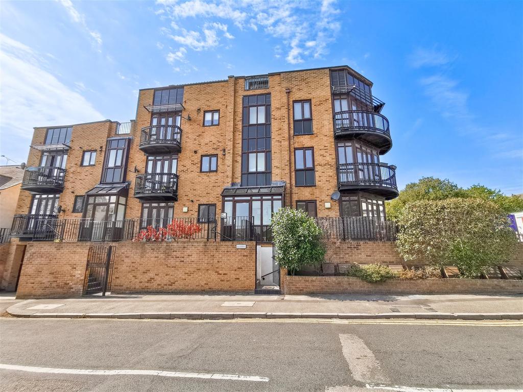 Leigh Cliff Road, LeighOnSea 1 bed flat for sale £220,000