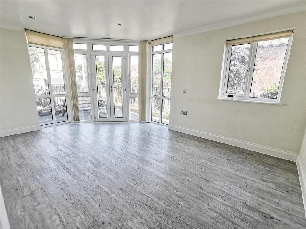 Leigh Cliff Road, LeighOnSea 1 bed flat £220,000