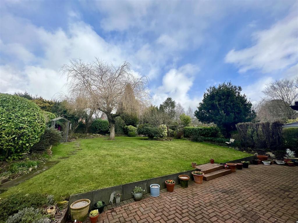 Lodge Crescent, Hagley, Stourbridge 3 bed detached house £525,000