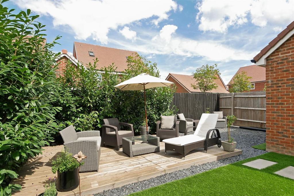 Squires Grove, Eastergate 4 bed semidetached house £419,500