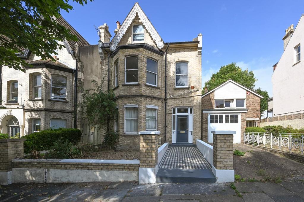 Wilbury Gardens, Hove 1 bed apartment £325,000