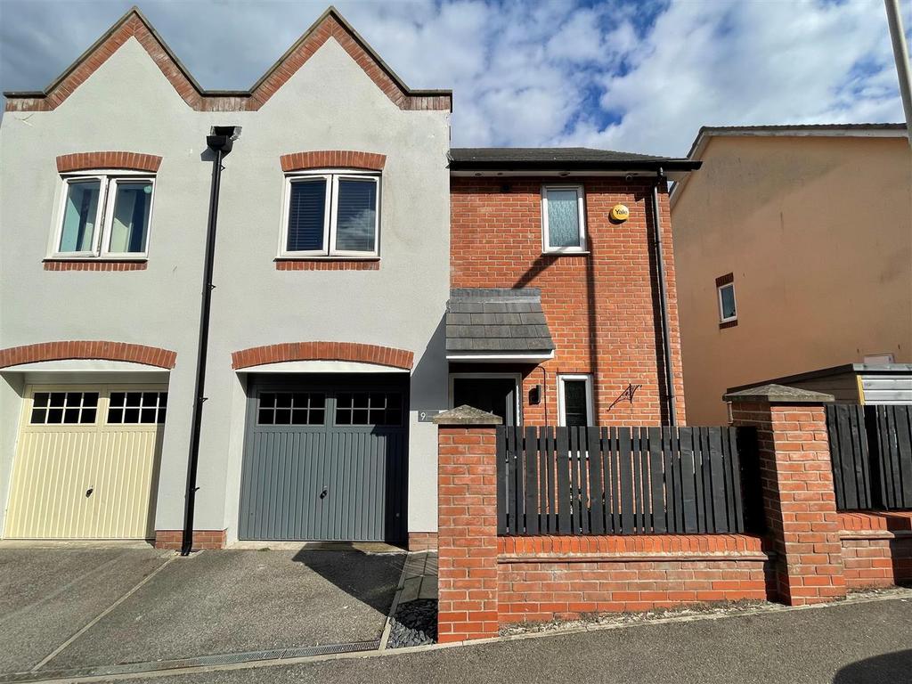 Phoenix Drive, Scarborough 3 bed semidetached house for sale £200,000