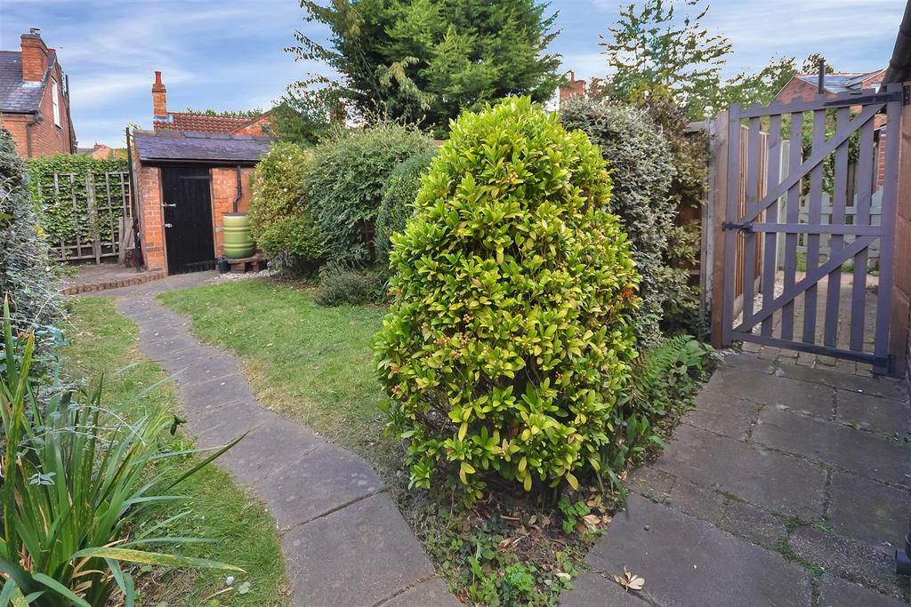 Albert Street, Radcliffe on Trent, Nottingham 2 bed terraced house £