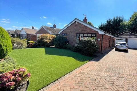 2 bedroom detached bungalow for sale - Greenacres Close, Leigh