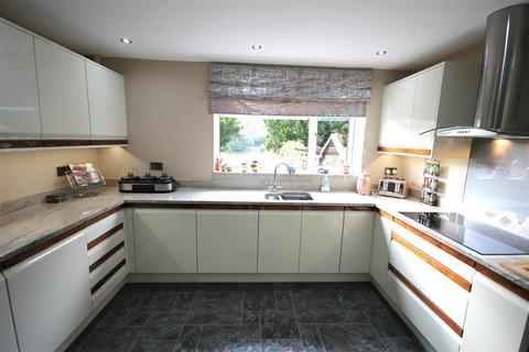 16 Bala Grove, Cheadle, Stoke-on-trent, ST10 1SY