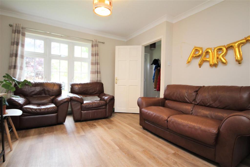 Oakfields, Guildford 3 bed terraced house £1,650 pcm (£381 pw)