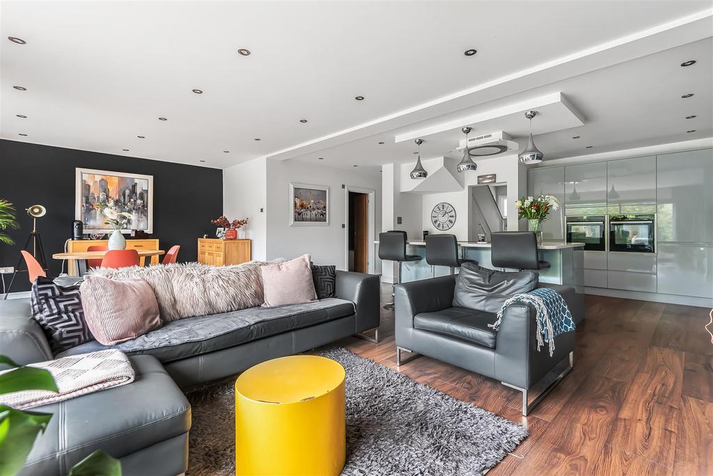 Oaks Way, Carshalton 4 bed semidetached house £775,000