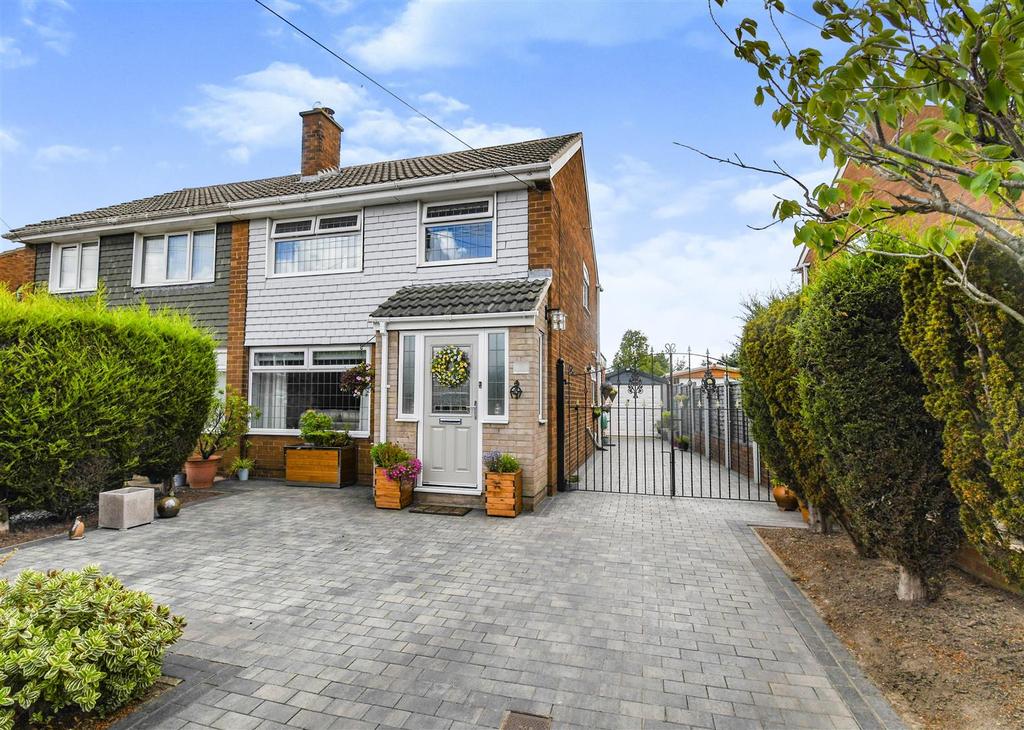 Kerry Drive, Kirk Ella 3 bed semidetached house £285,000