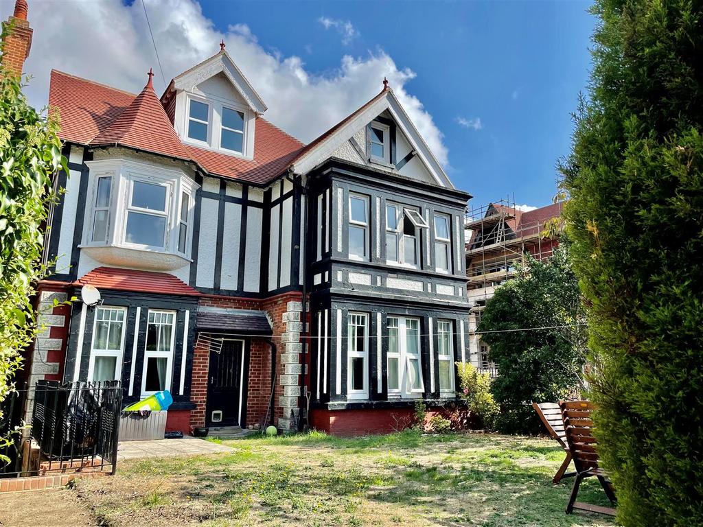 Shorncliffe Road, Folkestone 2 bed flat £850 pcm (£196 pw)