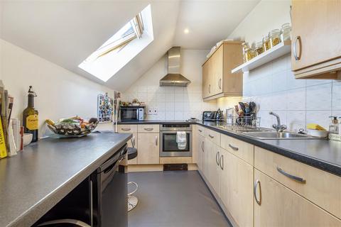 2 bedroom apartment for sale - Heath Hill Road South, Crowthorne, Berkshire, RG45 7BH