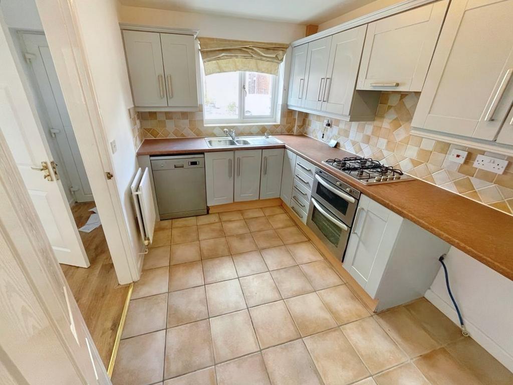 Oaston Road, Nuneaton, Warwickshire.... 3 bed semidetached house £