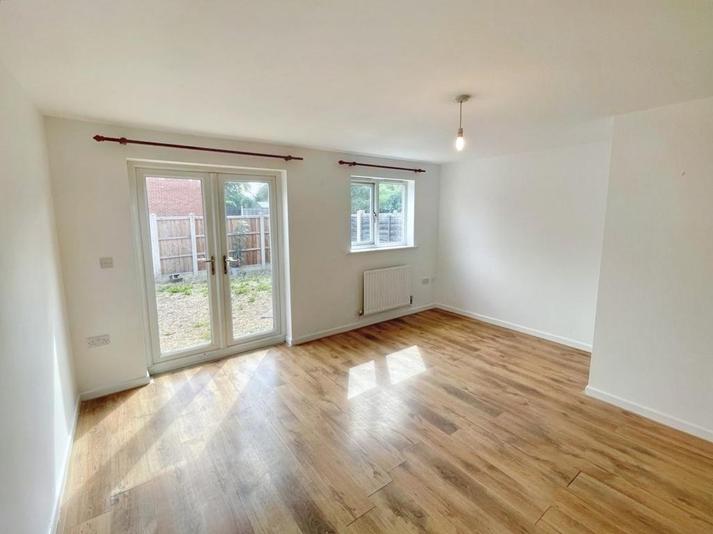 Oaston Road, Nuneaton, Warwickshire.... 3 bed semidetached house £