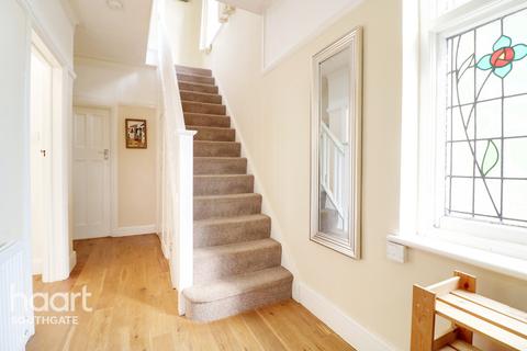 99 Linden Way, London, N14 4NG