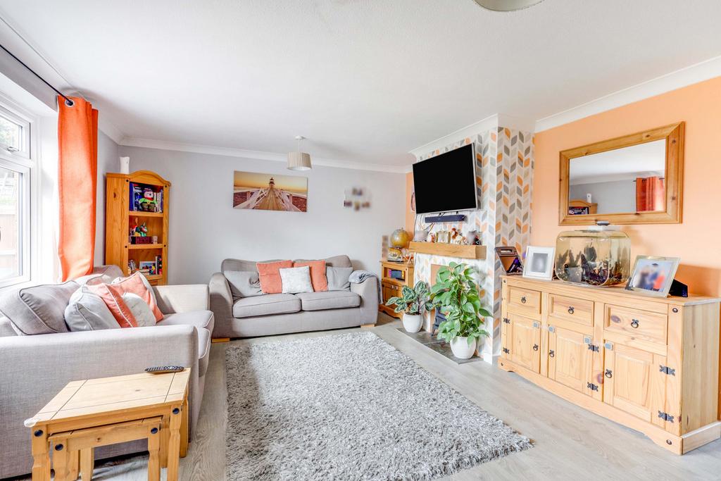 Epping Close, Leighonsea, SS9 3 bed semidetached house for sale £350,000