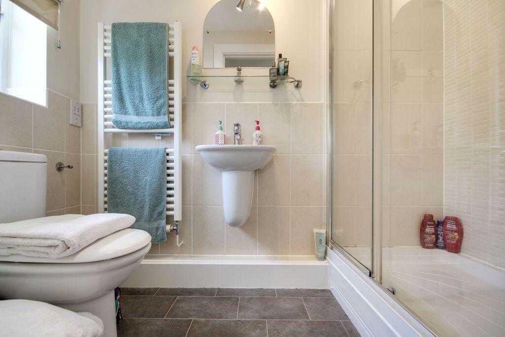 Ensuite to Bed 1