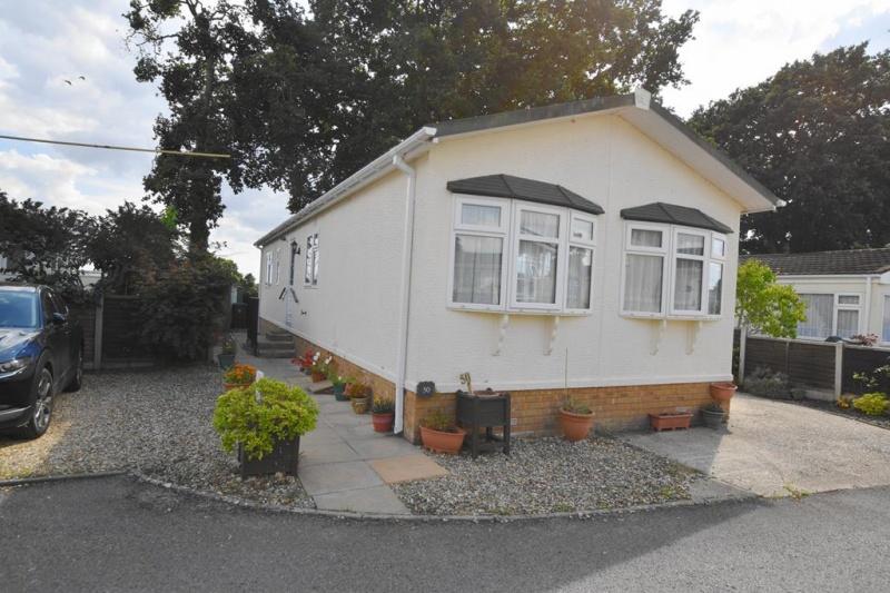Hillbuy Road Alderholt SP6 3BW 2 bed park home £165,000