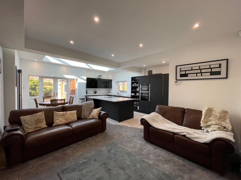 Sawley Avenue, Blackpool, FY4 3 bed semidetached house £190,000