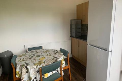 4 bedroom flat to rent, Dickenson Road, Manchester M14
