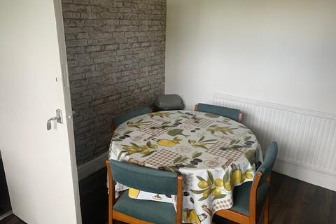 4 bedroom flat to rent, Dickenson Road, Manchester M14