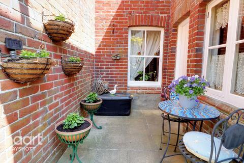 13 Lion Lane, Haslemere, GU27 1JF