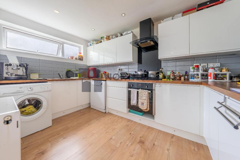 Sutherland close High 2 bed flat £445,000