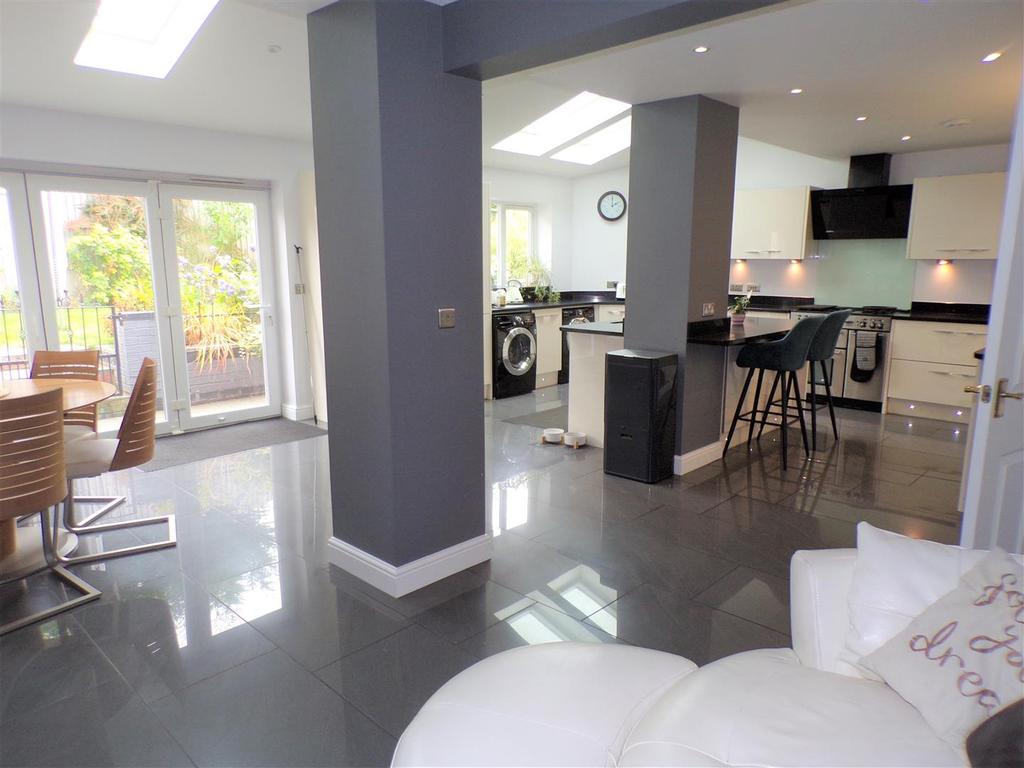 Lower Birches Way, Rugeley 4 bed detached house £404,500