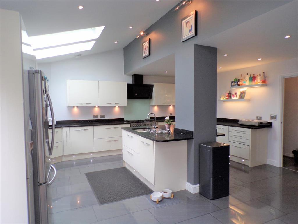 Lower Birches Way, Rugeley 4 bed detached house £404,500