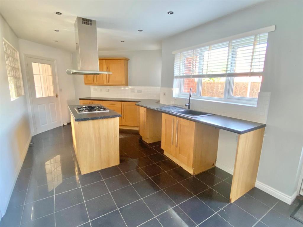 Carnation Way, Bermuda Park, Nuneaton 4 bed detached house £1,250 pcm