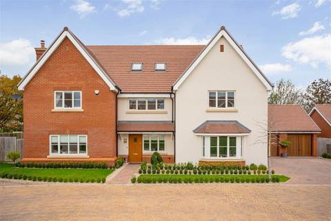 5 bedroom detached house for sale - Langland Place, Roydon - Beautiful Village Location