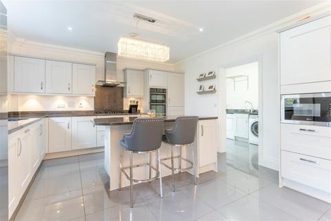5 bedroom detached house for sale - Langland Place, Roydon - Beautiful Village Location