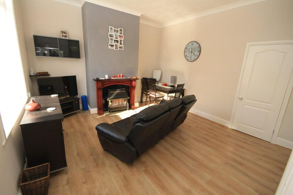 Taylor Street, Cleckheaton 2 bed terraced house for sale £105,000