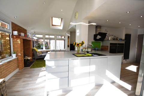 15 Vickers Close, Rothwell, Kettering, NN14 6LB