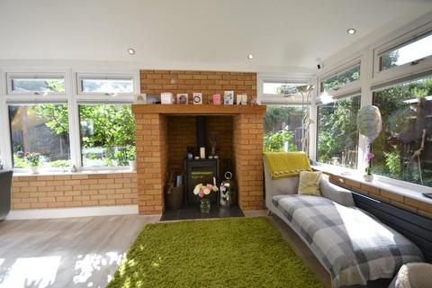 15 Vickers Close, Rothwell, Kettering, NN14 6LB