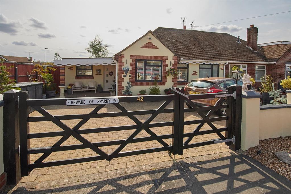 Doctors Fields, Earl Shilton, Leicester 3 bed semidetached bungalow