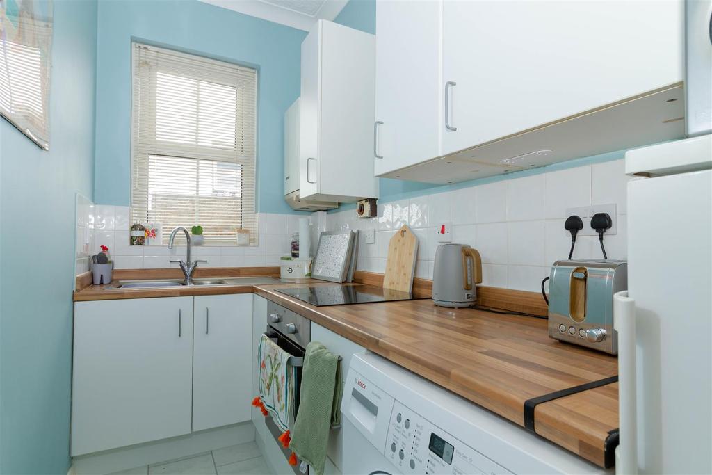 Selden Road, Worthing 1 bed flat £900 pcm (£208 pw)