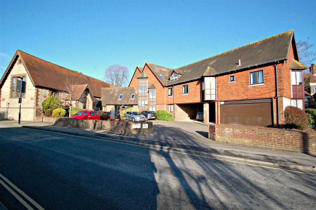St Peters Court, Petersfield 2 bed flat £230,000