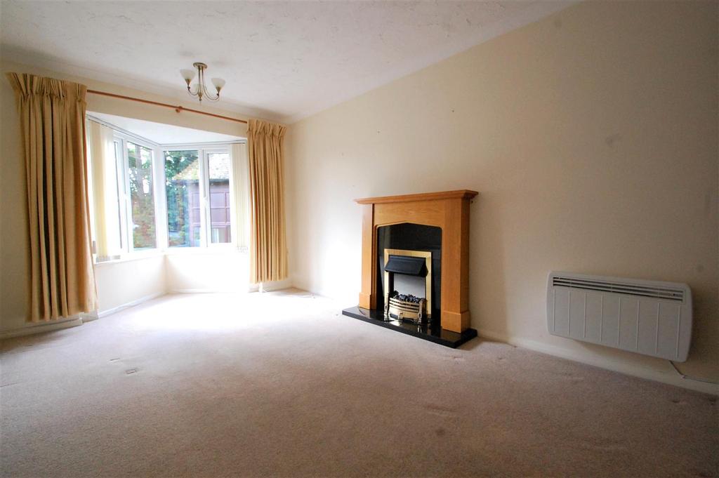 St Peters Court Petersfield 2 bed flat £230 000