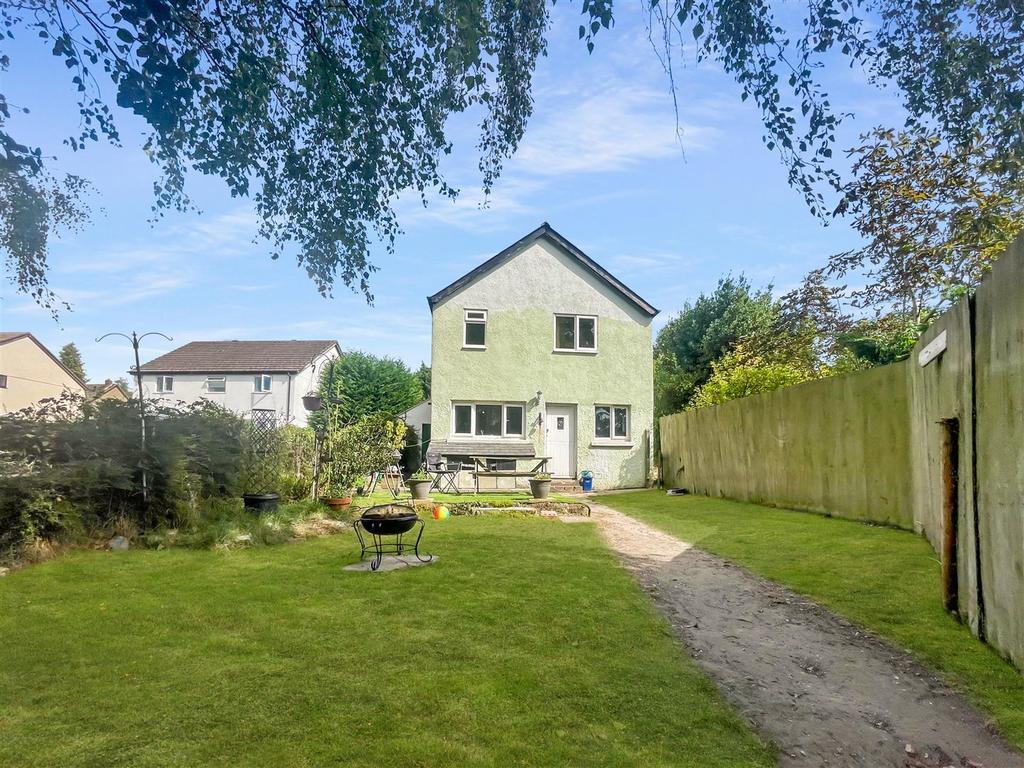 Higher Sandygate, Newton Abbot 3 bed end of terrace house £300,000