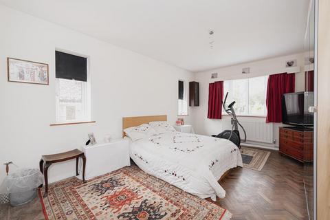 21 Yew Tree Bottom Road, Epsom, KT17 3NE