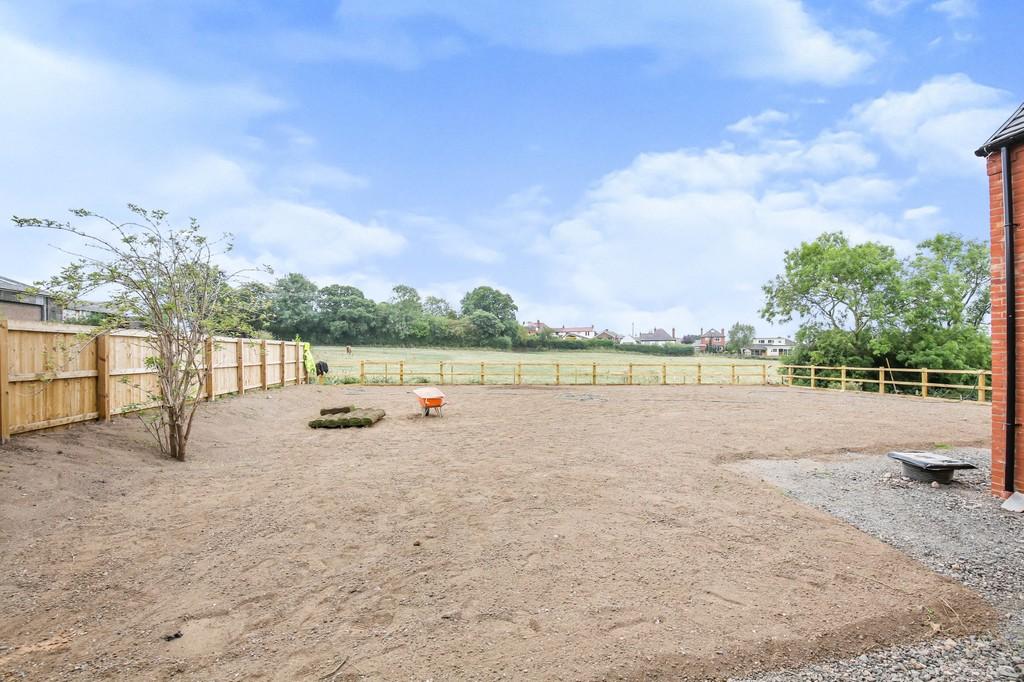 School Lane, Galley Common 5 bed detached house £650,000