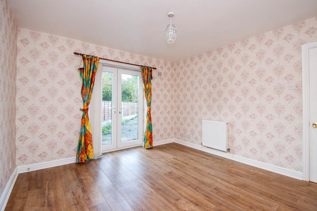 Braemar Avenue, Stretford... 3 bed semidetached house £1,300 pcm (£