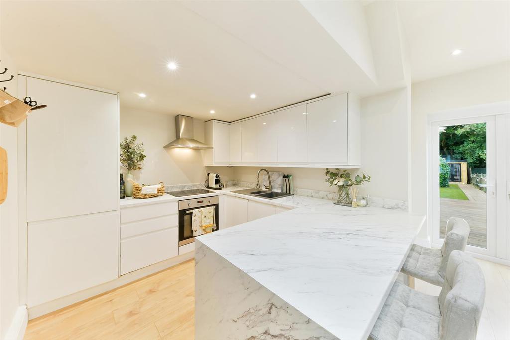 Ashurst Road, Tadworth 3 bed terraced house £595,000