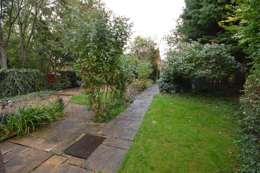 Spinney Close West Bridgford Nottingham 2 bed semidetached house £