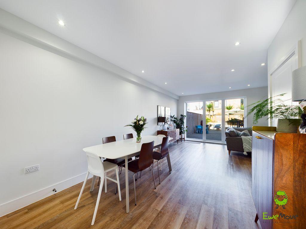 Strata Road, Erith DA8 1FL 3 bed terraced house for sale £475,000