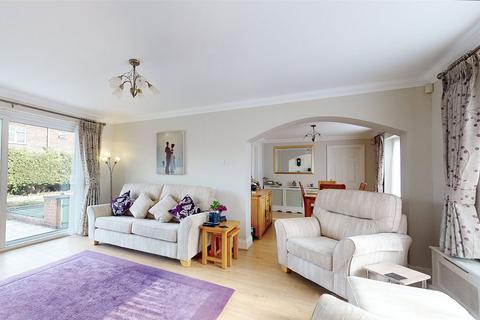 3 bedroom detached house for sale, Curlew Crescent, Kingswood, Basildon, Essex, SS16
