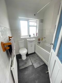 2 bedroom terraced house to rent, Clevedon Gardens Hayes