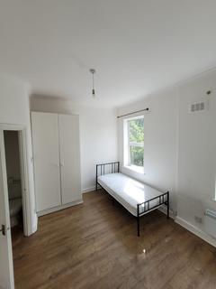 Studio to rent - Bowes Road, London N13